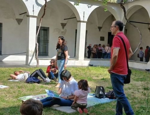 Letture per bimbi nel prato del Chiostro Francescano
